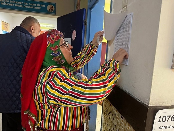 Foto - Yöresel kıyafetini giyen soluğu sandıkta aldı