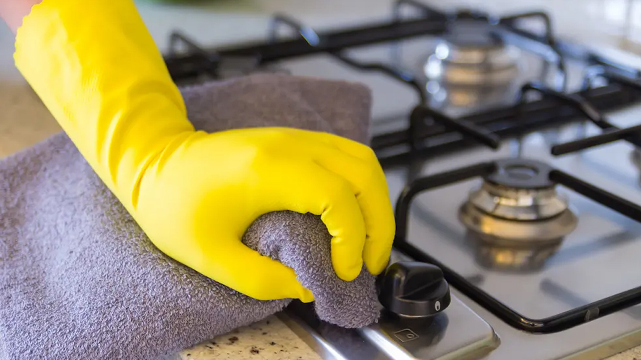 Yorulmadan temizleyeceksiniz! Mutfak ocaklarını ayna gibi yapmanın püf noktası