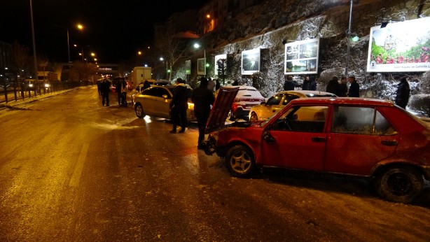 Foto - Yozgat-Ankara karayolu E-88 şehir merkezinde buz pistine dönen yollar kazaları da beraberinde getirdi. İlk belirlemelere göre 15 araç kazaya karışırken bir tırın kaza yapan araçlara çarpması sonucu yol trafiğe kapandı. 