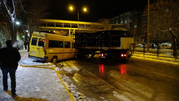 Foto - Yozgat-Ankara karayolu bir saat süre ile trafiğe kapatıldı. Kaza anını anlatan Mahmut Canpolat, “Yozgat’ta yollarda oluşan buzlanma nedeniyle 15 araç birbirine girdi. Kazalar ardı ardına oldu çok yoğun bir şekilde yollar buz. Yollar buz pistine döndü araçlar ilerleyemiyor. Yol trafiğe kapandı” dedi.