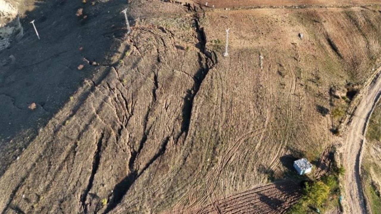 Foto - Yozgat’ta ürküten manzara! Tarlalarda derin yarıklar oluştu