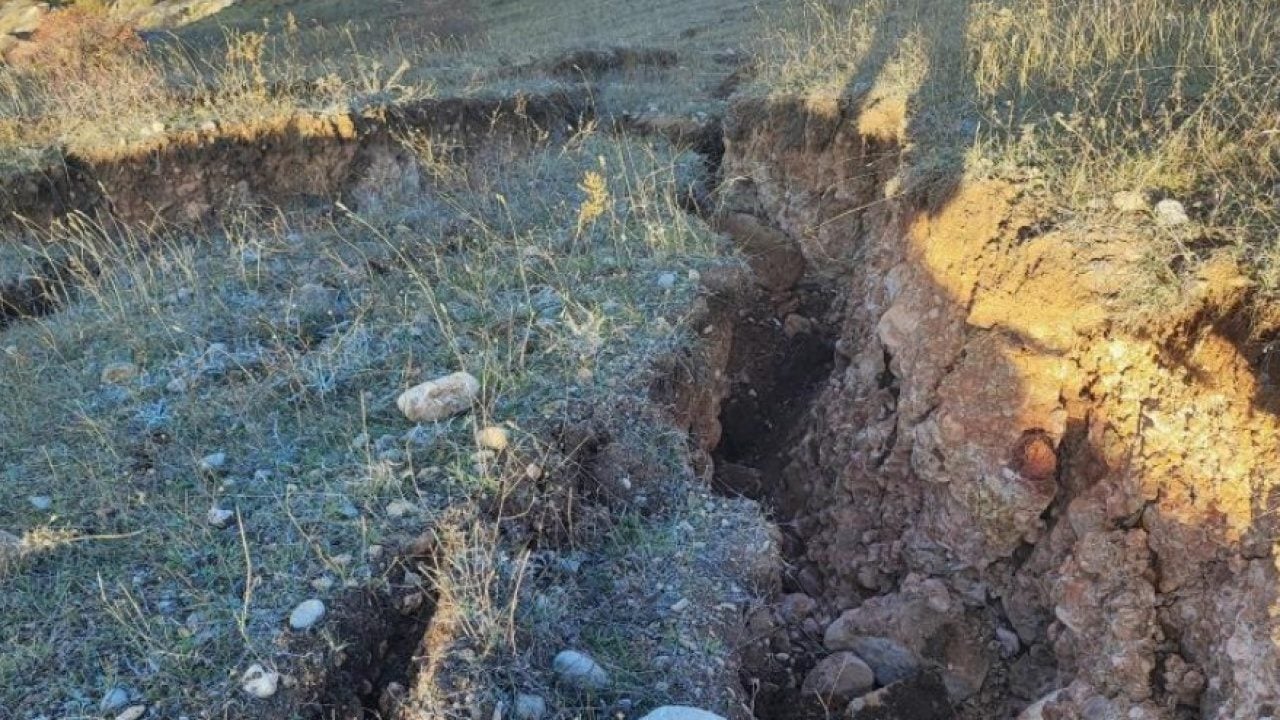 Foto - Yozgat’ta ürküten manzara! Tarlalarda derin yarıklar oluştu