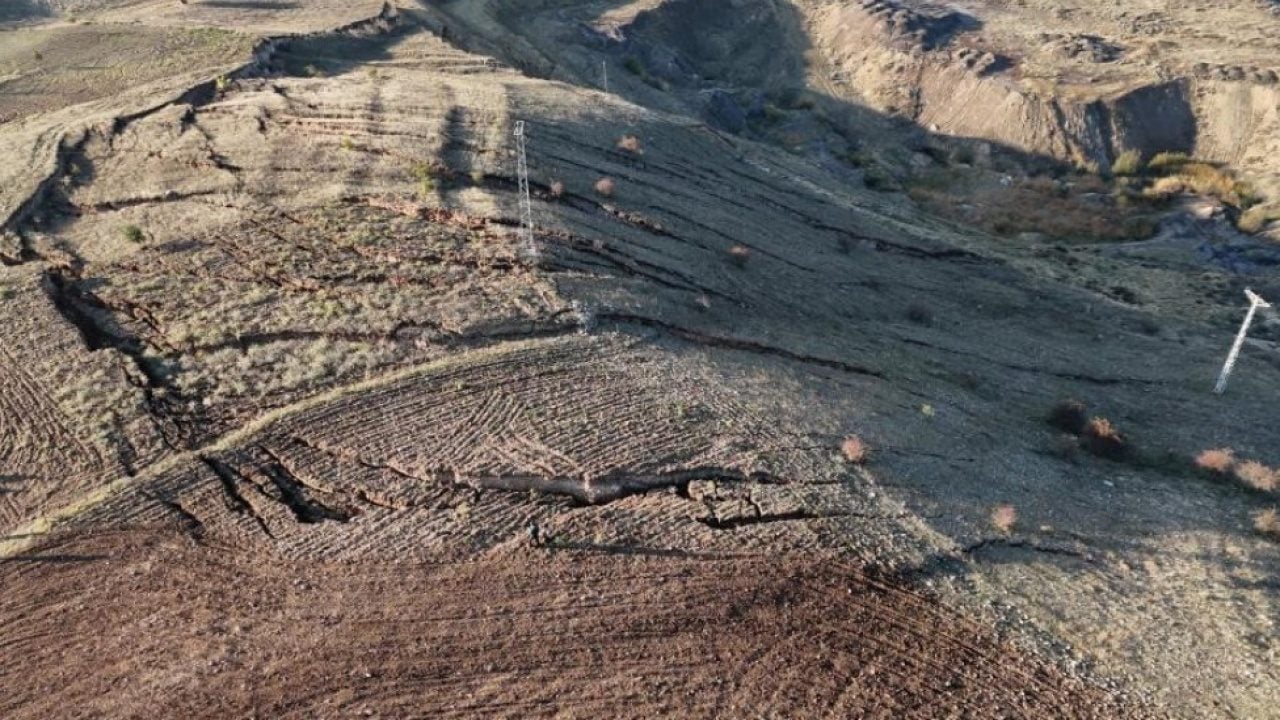 Yozgat’ta ürküten manzara! Tarlalarda derin yarıklar oluştu