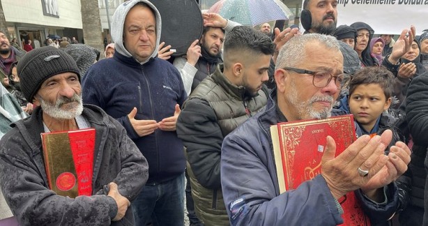 Foto - Yüce Kur'an yakan İsveçliye Roman vatandaşlardan protesto!