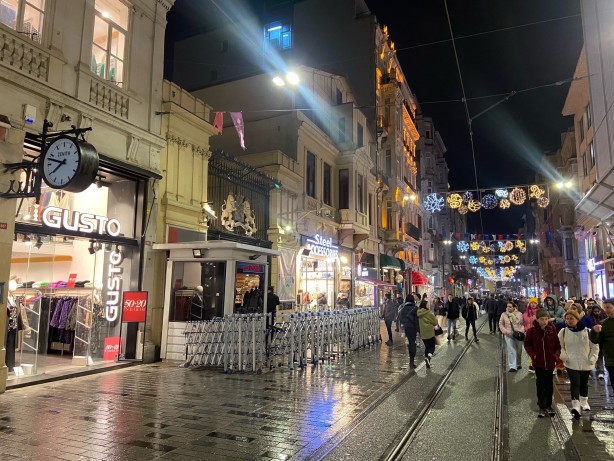 Foto - Yüce Kur'an'ı ayağının altına almıştı! Beyoğlu'ndaki Hollanda Başkonsolosluğu ziyarete kapatıldı