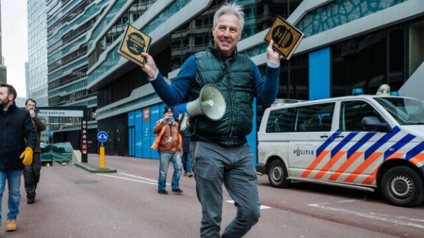 Foto - Yüce Kur'an'ı ayağının altına almıştı! Beyoğlu'ndaki Hollanda Başkonsolosluğu ziyarete kapatıldı