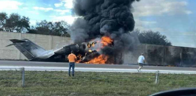 Yukarı bakma! Trump geldi uçaklar bir bir düşmeye başladı