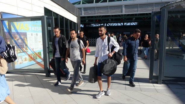 Foto - Yüksek Hızlı Tren uçağı solladı: Vatandaş resmen patlattı: Bu haberimiz Temel Dede'ye gelsin...