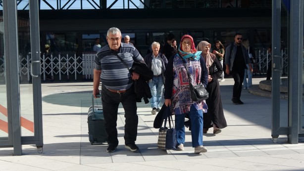 Foto - Yüksek Hızlı Tren uçağı solladı: Vatandaş resmen patlattı: Bu haberimiz Temel Dede'ye gelsin...