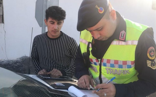 Yüksek sesten ceza yiyen genç sürücüden pişkin savunma! Bunu dedi, utanmadan bir de jandarmanın çayını içip yoluna devam etti