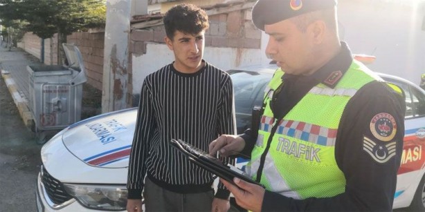 Foto - Yüksek sesten ceza yiyen genç sürücüden pişkin savunma! Bunu dedi, utanmadan bir de jandarmanın çayını içip yoluna devam etti