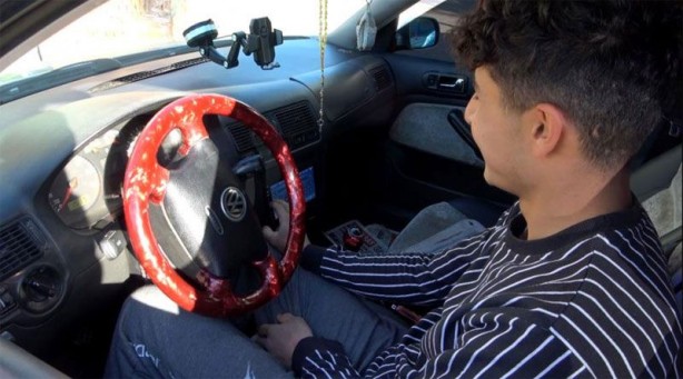 Foto - Yüksek sesten ceza yiyen genç sürücüden pişkin savunma! Bunu dedi, utanmadan bir de jandarmanın çayını içip yoluna devam etti