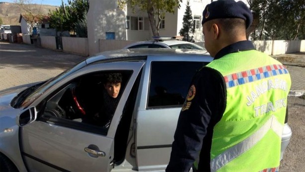 Foto - Yüksek sesten ceza yiyen genç sürücüden pişkin savunma! Bunu dedi, utanmadan bir de jandarmanın çayını içip yoluna devam etti