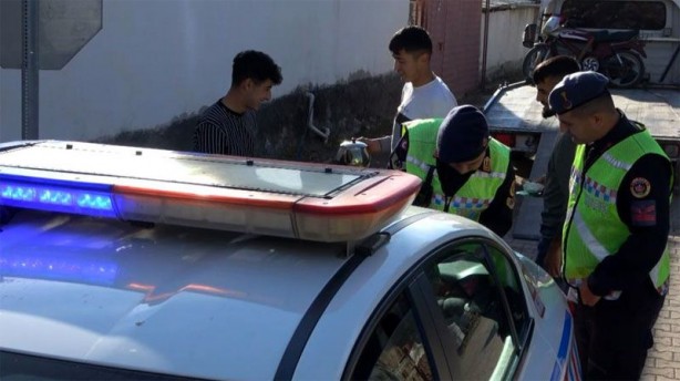 Foto - Yüksek sesten ceza yiyen genç sürücüden pişkin savunma! Bunu dedi, utanmadan bir de jandarmanın çayını içip yoluna devam etti