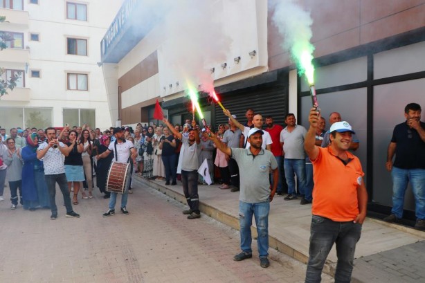 Foto - Yüksek zammı alan işçiler AK Partili Başkanı omuzlarda taşıdı
