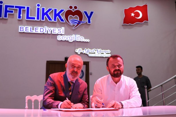 Foto - Yüksek zammı alan işçiler AK Partili Başkanı omuzlarda taşıdı