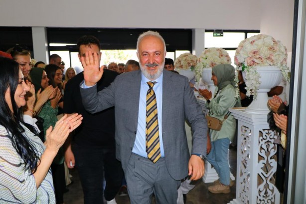 Foto - Yüksek zammı alan işçiler AK Partili Başkanı omuzlarda taşıdı