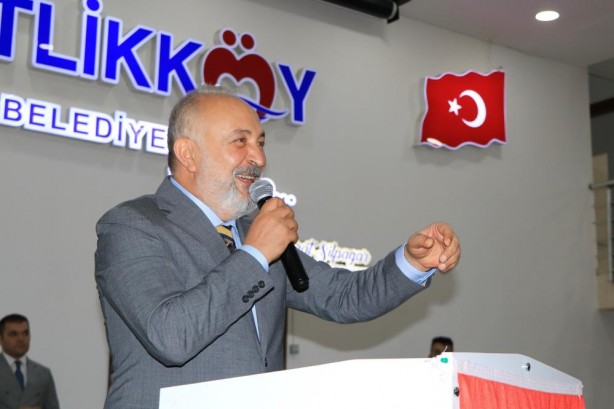 Foto - Yüksek zammı alan işçiler AK Partili Başkanı omuzlarda taşıdı