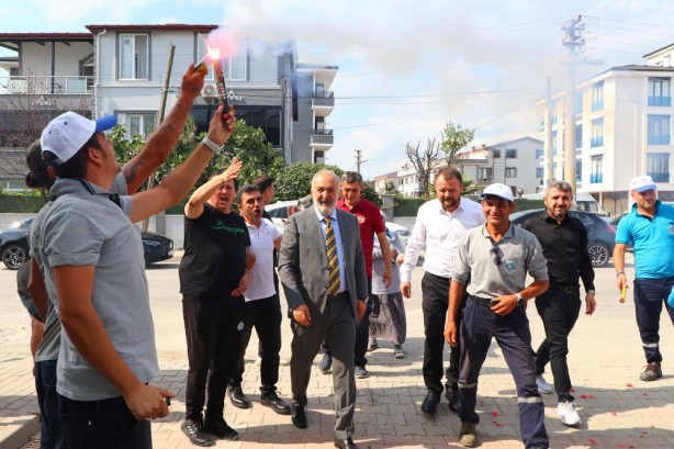 Foto - Yüksek zammı alan işçiler AK Partili Başkanı omuzlarda taşıdı