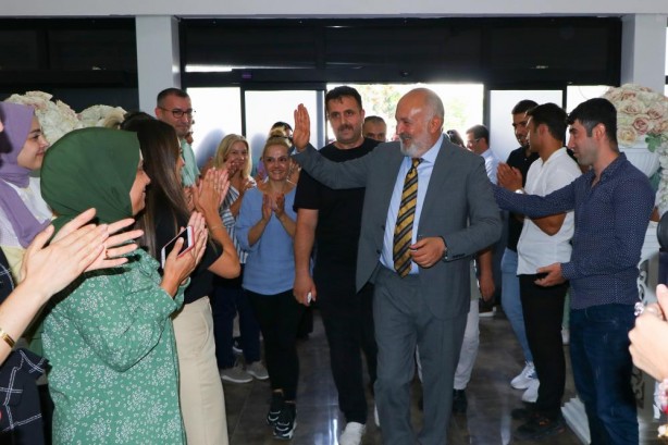 Foto - Yüksek zammı alan işçiler AK Partili Başkanı omuzlarda taşıdı
