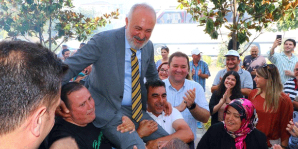 Yüksek zammı alan işçiler AK Partili Başkanı omuzlarda taşıdı