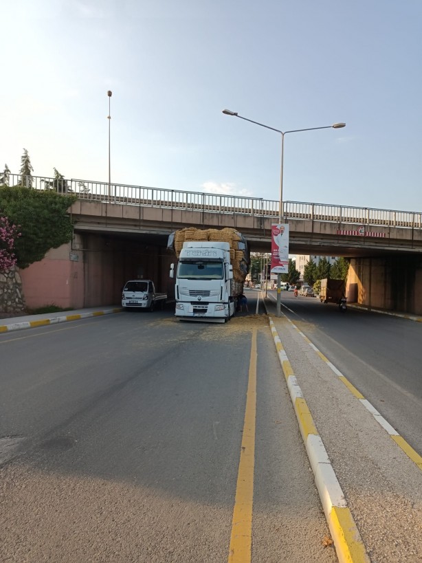 Foto - Yükseklik sınırına uymayan tır altgeçitte sıkıştı!