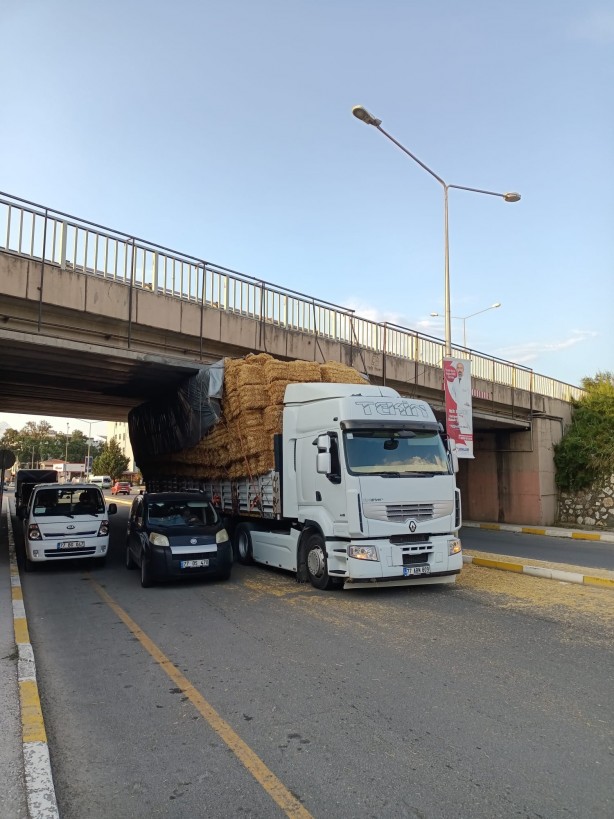 Yükseklik sınırına uymayan tır altgeçitte sıkıştı!