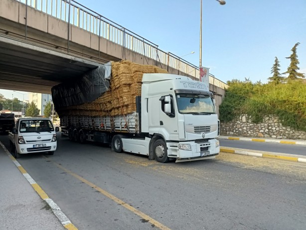 Foto - Yükseklik sınırına uymayan tır altgeçitte sıkıştı!