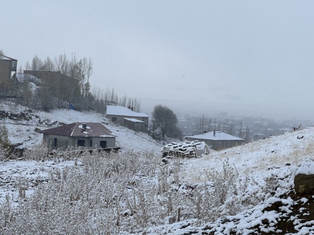 Foto - Yüksekova beyaza büründü