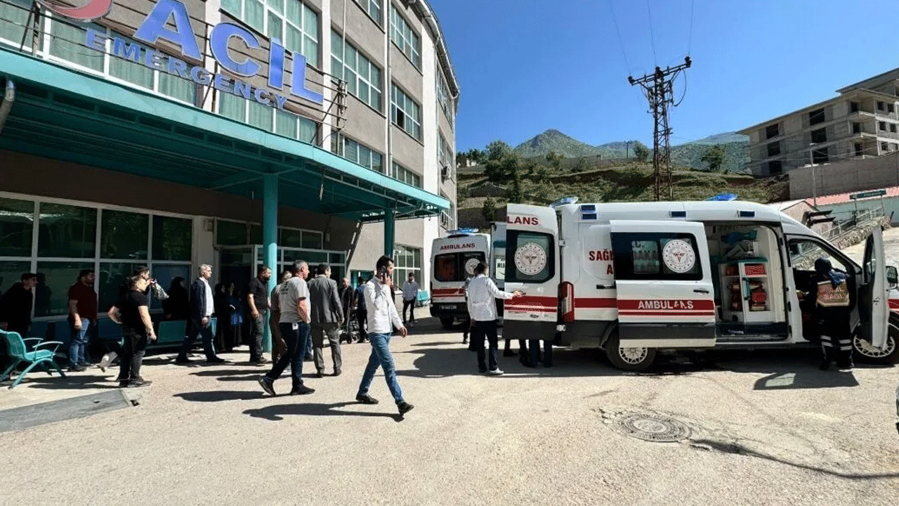 Foto - Yüksekova-Şemdinli yolunda korku dolu anlar! Öğrenci servisi devrildi: Çok sayıda yaralı var