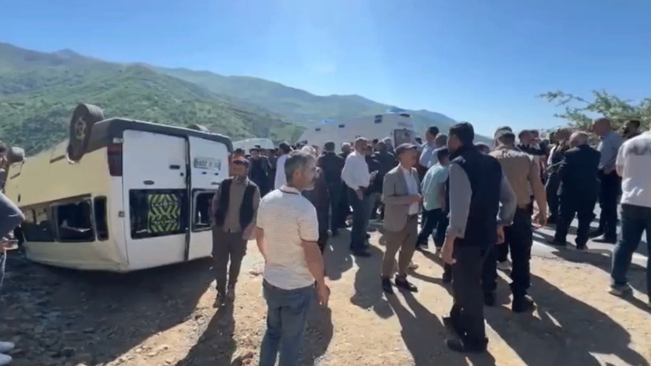 Foto - Yüksekova-Şemdinli yolunda korku dolu anlar! Öğrenci servisi devrildi: Çok sayıda yaralı var
