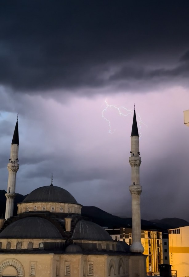 Foto - Yüksekova'da cami minareleri arkasında çakan şimşeklerden görsel şölen