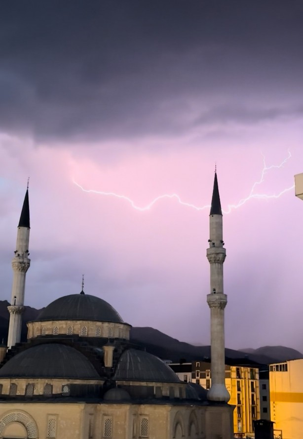Foto - Yüksekova'da cami minareleri arkasında çakan şimşeklerden görsel şölen