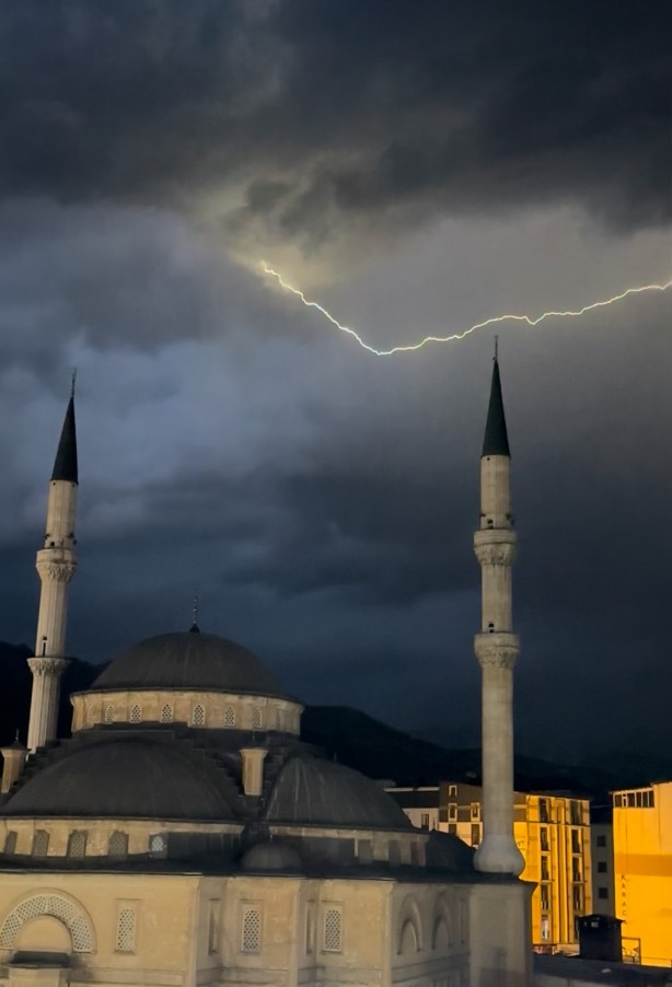 Foto - Yüksekova'da cami minareleri arkasında çakan şimşeklerden görsel şölen