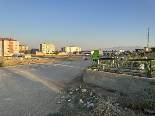 Yüksekovalıların mezarlık feryadı! 'Bir duvar örün'