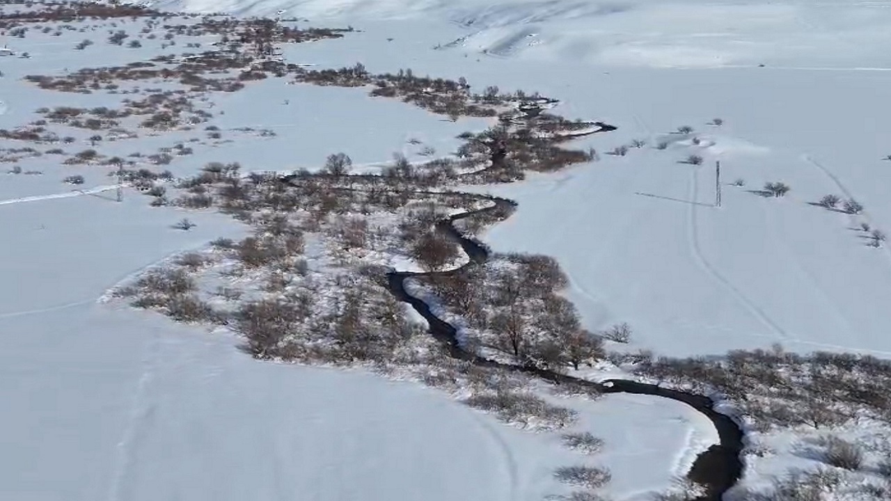 Foto - Yüksekova’nın saklı cenneti: Menderesler ve karlı dağların büyüleyici dansı!