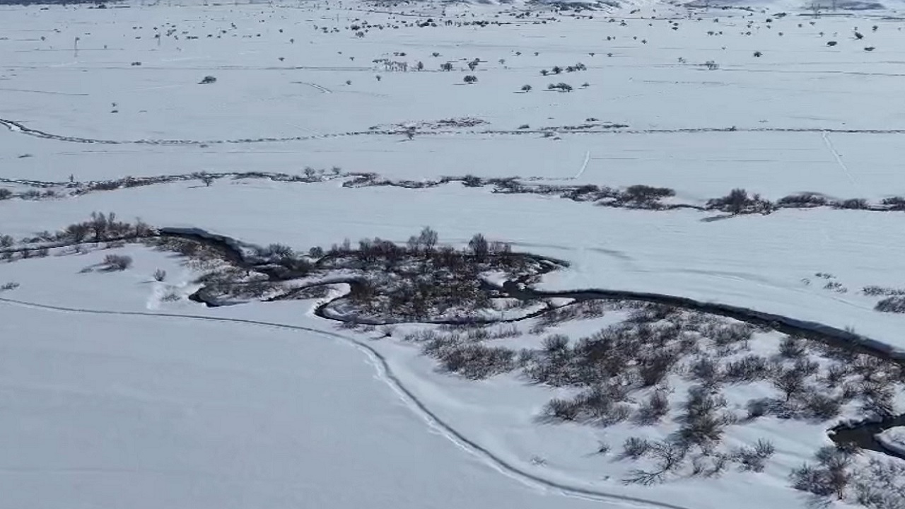 Foto - Yüksekova’nın saklı cenneti: Menderesler ve karlı dağların büyüleyici dansı!