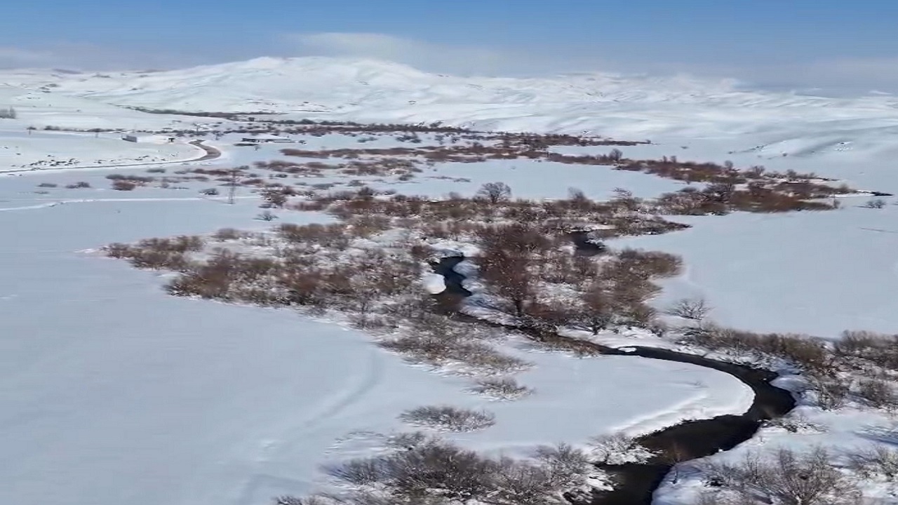 Foto - Yüksekova’nın saklı cenneti: Menderesler ve karlı dağların büyüleyici dansı!