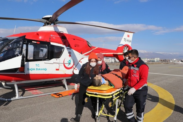 Foto - Yüksekten düşen öğrenci ambulans helikopterle hastaneye ulaştırıldı