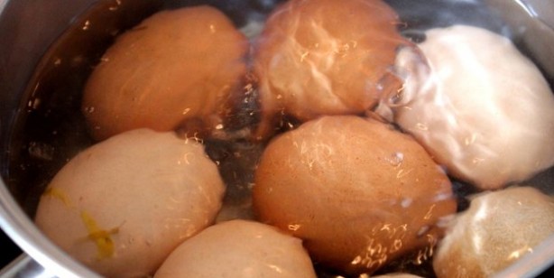 Foto - Yumurtalarınızı kaynattığınız suya limon eklerseniz