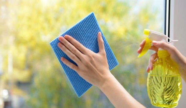 Foto - Yumuşatıcı ile cam silme | Leke bırakmadan cam silme tüyoları
