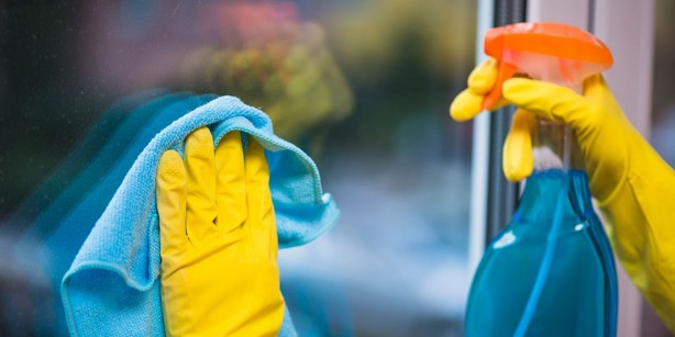 Foto - Yumuşatıcı ile cam silme | Leke bırakmadan cam silme tüyoları