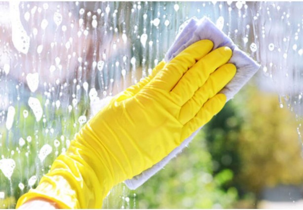 Foto - Yumuşatıcı ile cam silme | Leke bırakmadan cam silme tüyoları