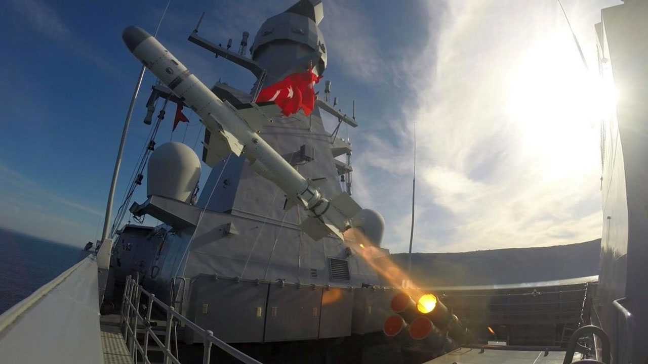 Foto - Yunan basını manşetlere taşımaya başladı: Türkiye'nin ateşlediği füze gemiyi imha etti