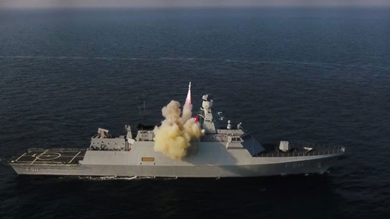 Foto - Yunan basını manşetlere taşımaya başladı: Türkiye'nin ateşlediği füze gemiyi imha etti