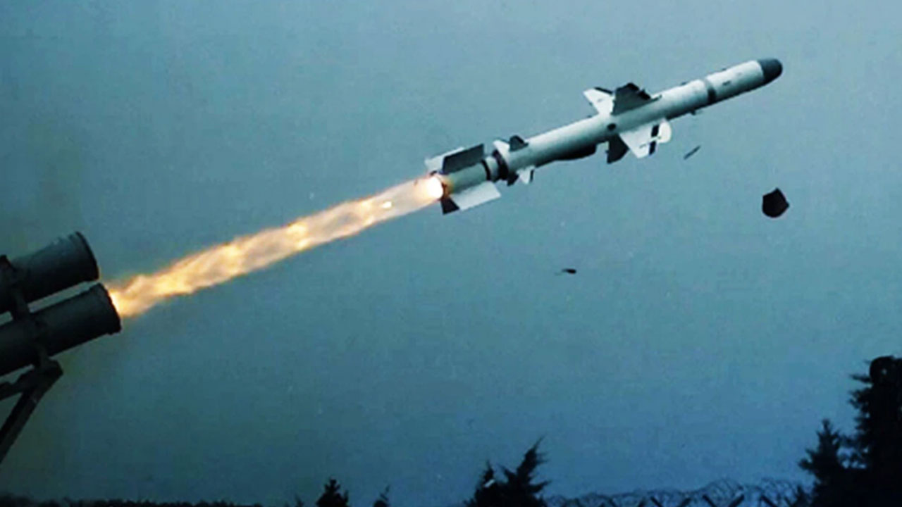 Yunan basını manşetlere taşımaya başladı: Türkiye'nin ateşlediği füze gemiyi imha etti