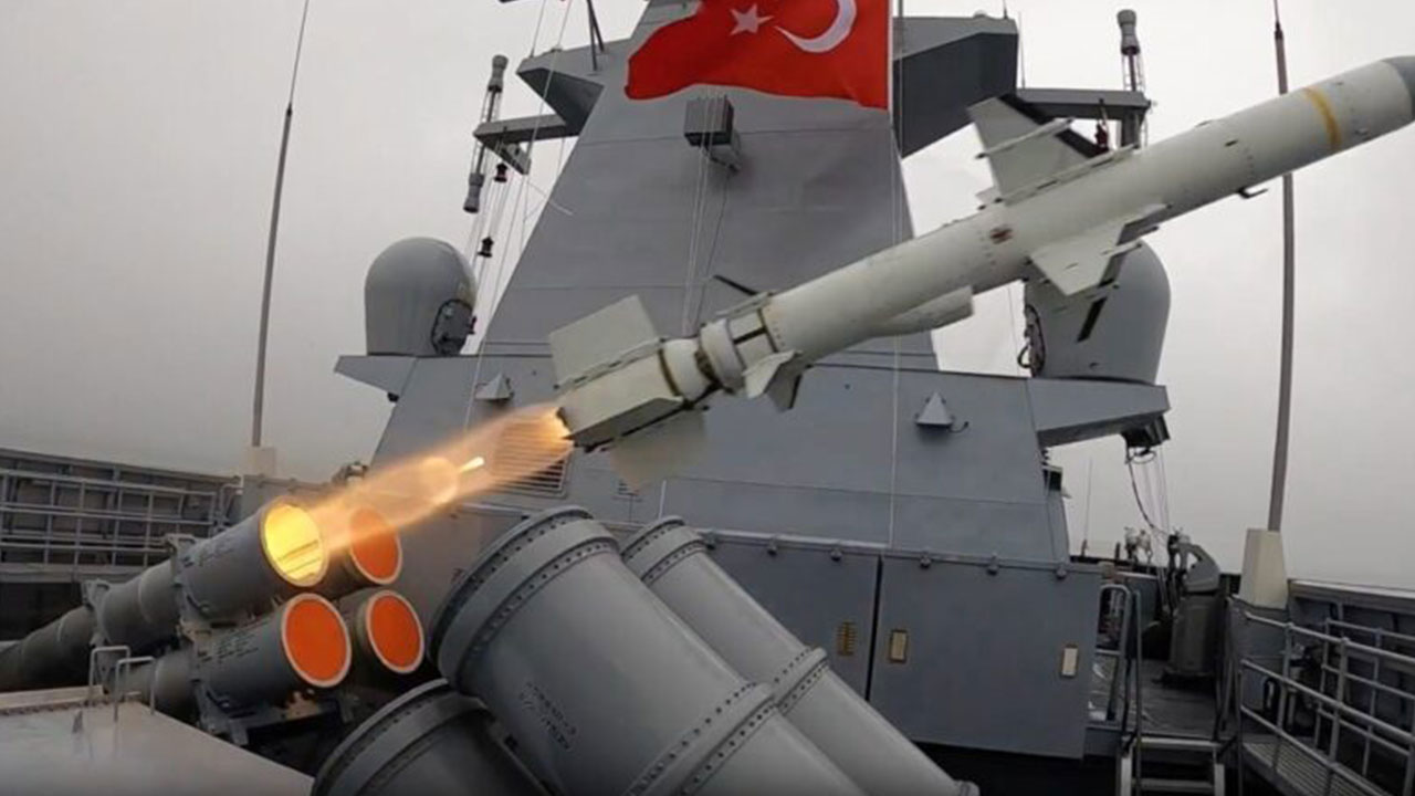 Foto - Yunan basını manşetlere taşımaya başladı: Türkiye'nin ateşlediği füze gemiyi imha etti