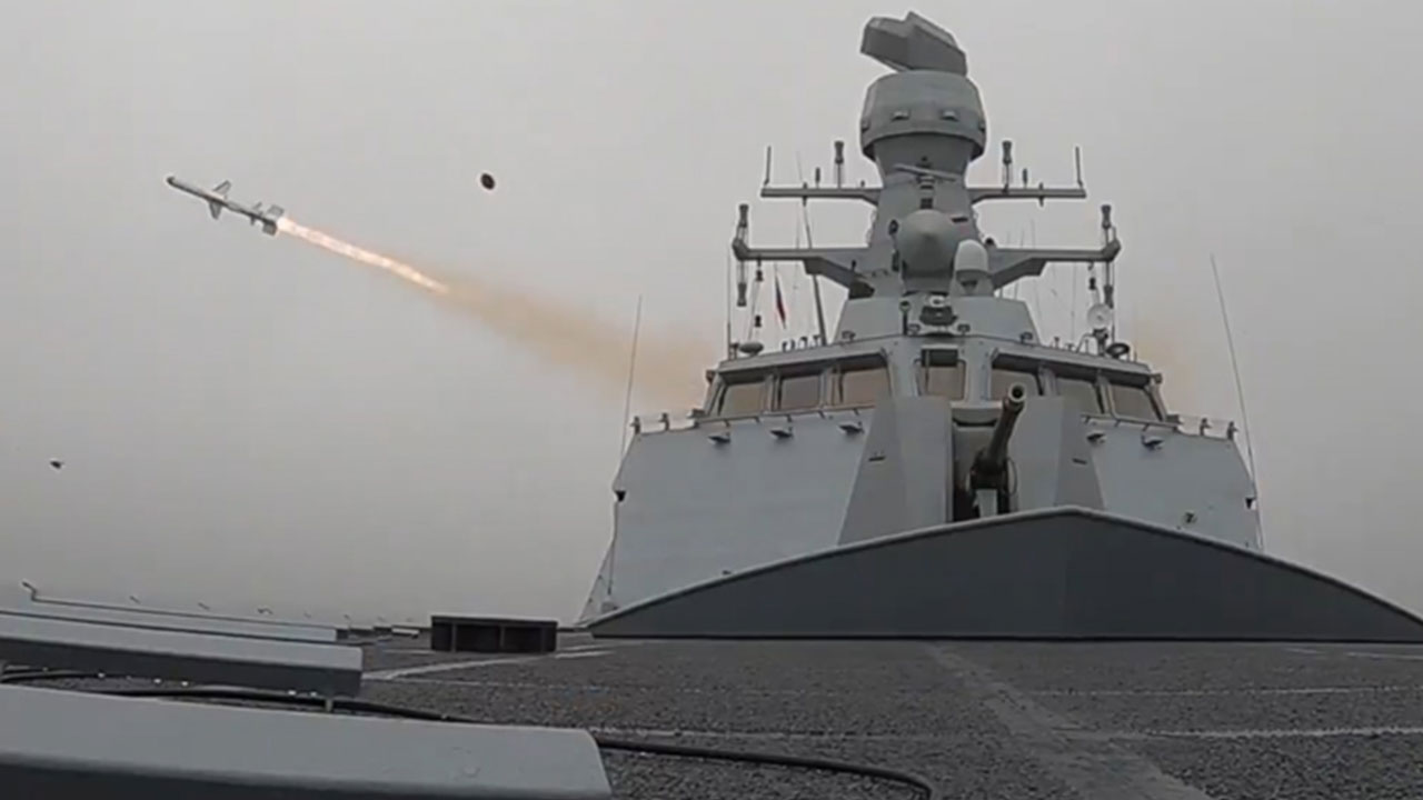 Foto - Yunan basını manşetlere taşımaya başladı: Türkiye'nin ateşlediği füze gemiyi imha etti