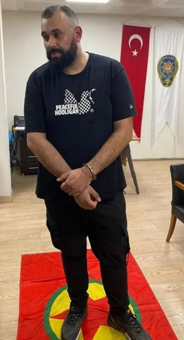 Foto - Yunan PAOK taraftarının terör propagandası engellendi: PKK paçavrasıyla kıskıvrak yakalandı!