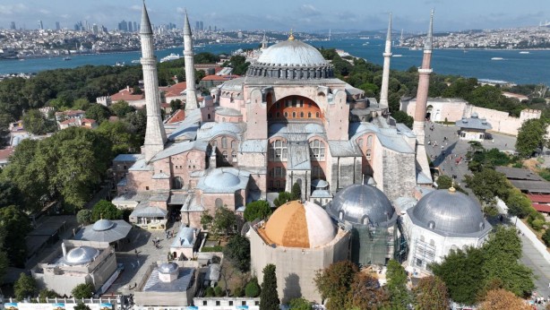 Foto - Yunan rahipten Atina'da depreme neden olan Türkiye sözleri: Ayasofya artık kirletilemeyecek